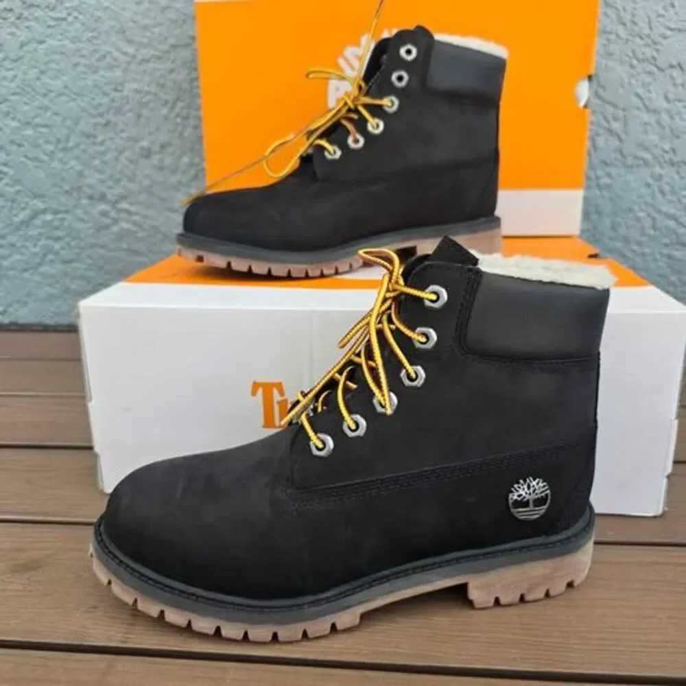Timberland 6-Inch Premium Waterproof Boots youth 6; 7.5 women NEW